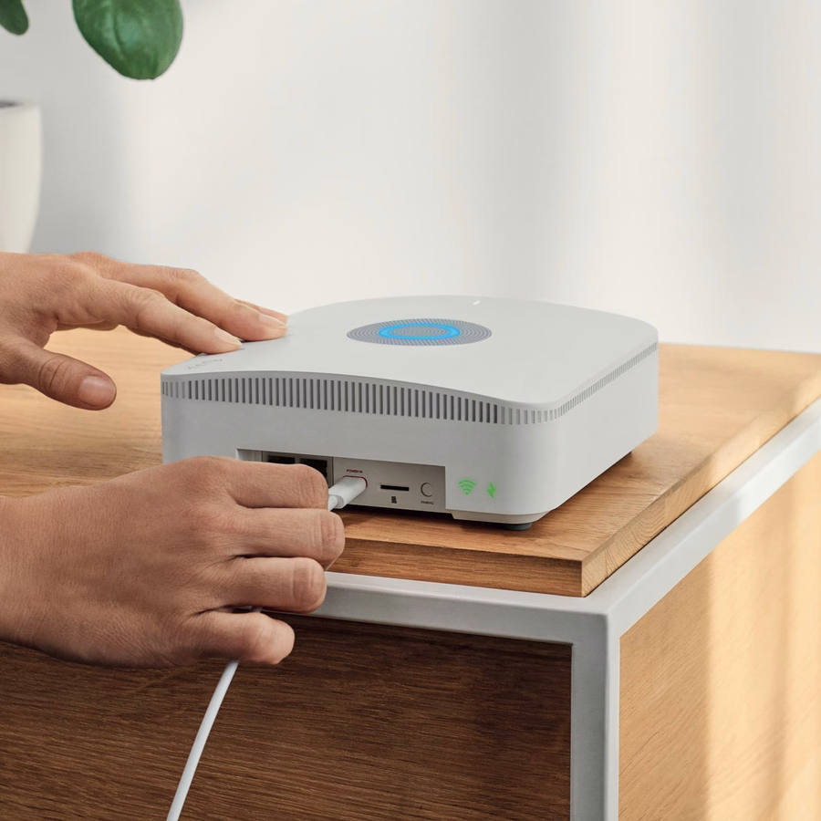 Alarm Pro, kit de 13 peças com roteador eero Wi-Fi 6 integrado e roteador eero 6 Wi-Fi adicional