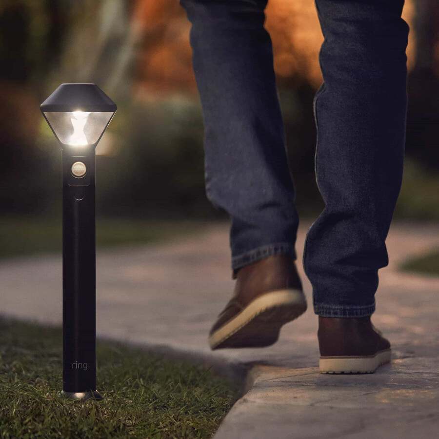 ilumine seus caminhos com luminárias inteligentes ativadas por movimento.
