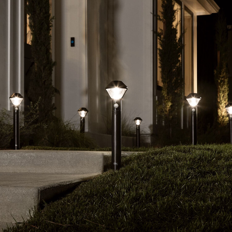 ilumine seus caminhos com luminárias inteligentes ativadas por movimento.